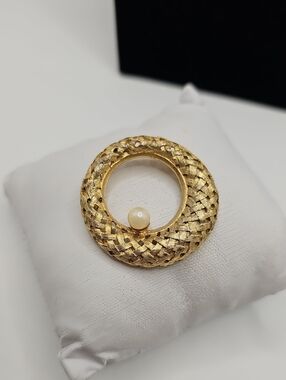 BSK Vintage Woven Basketweave Circle Brooch Womens OS Gold Faux Pearl Size OS